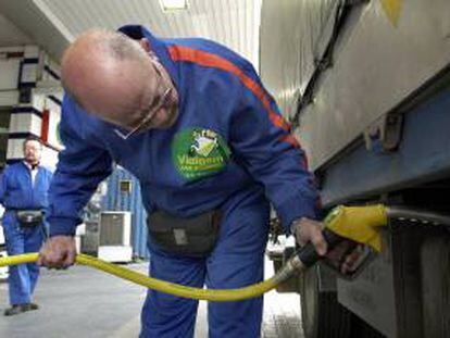 Un empleado llena el depósito de un camión con combustible biodiesel. EFE/Archivo