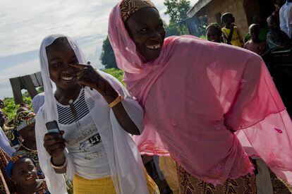 Beneficiarias de un programa para agro-emprendedores con su móvil en Níger. La telefonía móvil, una enorme fuente de datos, ha penetrado especialmente rápido en África debido a la falta de líneas fijas.