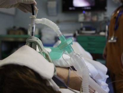 Un paciente hospitalizado por Covid-19, en el Hospital Vall d'Hebron.