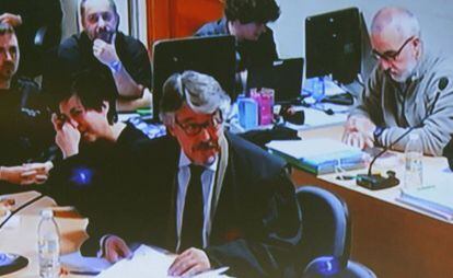 Rosario Porto, principal acusada amb Alfonso Basterra, plora durant la seva declaració al judici.