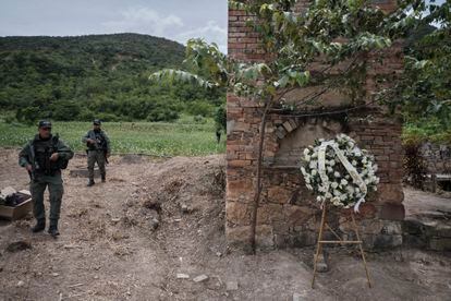 Ofrenda floral junto a un horno crematorio utilizado por los paramilitares en Juan Frío (Colombia).