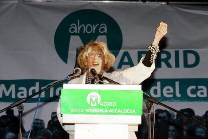 Manuela Carmena, candidata de Ahora Madrid a la Alcaldía de la capital, festeja sus resultados en las elecciones municipales del 24 de mayo. La cita marcó un cambio político en los Gobiernos regionales y locales porque, aunque el PP ganó en votos y escaños, su resultado fue insuficiente en varios casos para retener el poder. | <a href="http://politica.elpais.com/politica/2015/05/25/actualidad/1432577391_381487.html" target="blank"> IR A LA NOTICIA</a>