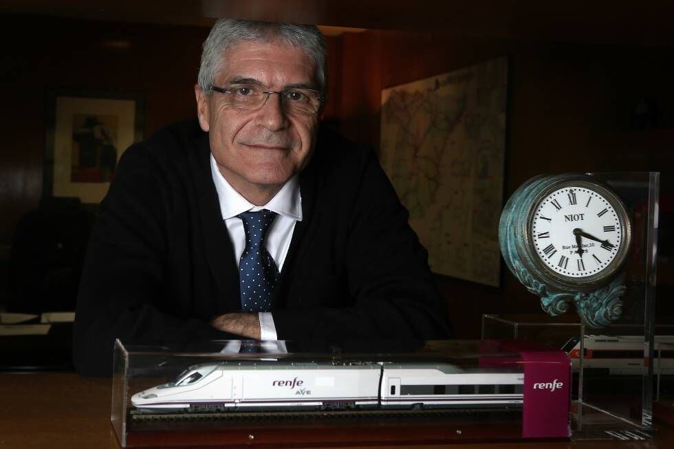 EL presidente de Renfe, Isaías Táboas, en su despacho.
