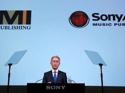 Kenichiro Yoshida, presidente y CEO de Sony, ayer en Tokio, presentando su plan de negocio con EMI.  