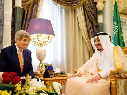 El secretario de Estado de EE UU, John Kerry, con el rey saudí Salmán, en Riad el 7 de mayo.