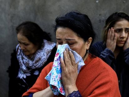 Tres mujeres lloran por la desaparición de sus familiares por una explosión causada por un cohete durante la lucha por la región separatista de Nagorno-Karabaj, en la ciudad de Ganja (Azerbaiyán).
