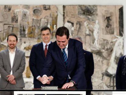 Antonio Garamendi firmando el acuerdo para la subida del Salario Mínimo Interprofesional a 950 euros mensuales el pasado 31 de enero en el Palacio de la Moncloa.