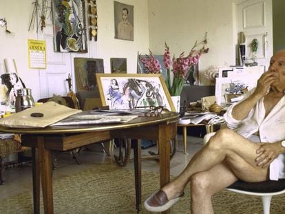 Pablo Picasso, rodeado de algunos de sus trabajos en su casa de Notre-Dame-de-Vie, en Mougins en julio de 1967. 
