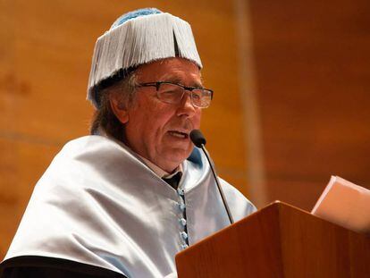 Serrat, tras ser investido doctor &#039;honoris causa&#039; por la Universidad de Lleida.