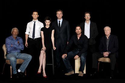 Los actores de la última de Batman, junto al director. De derecha a izquierda: Morgan Freeman, Joseph Gordon-Levitt, Anne Hathaway, el director Christopher Nolan, Christian Bale, Gary Oldman y Michael Caine.