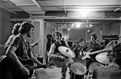 Primera fotografía realizada por Ken Regan durante los ensayos de la banda en Nueva York en octubre de 1975.
