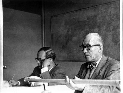 Le Corbusier y Josep Lluís Sert en jornada de trabajo en la oficina del Plan Regulador.