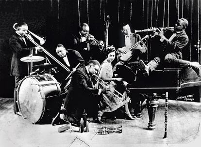 Lil Hardin, instrumentalista, en Chicago (EE UU) en 1923. Al trombón, Louis Armstrong.
