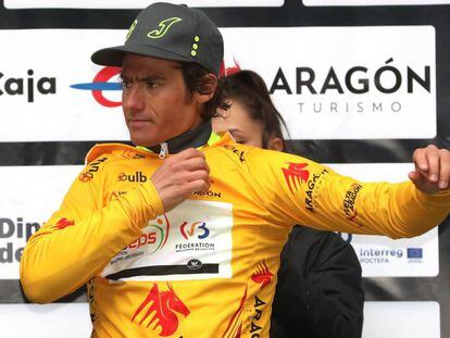 Justin Jules se enfunda el maillot amarillo de la Vuelta a Aragón, el 17 de mayo en Calatayud.