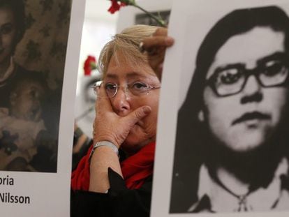 Michelle Bachelet durante un homenaje a los desaparecidos de la dictadura.