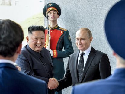 El líder de Corea del Norte, Kim Jong-un, estrecha la mano del presidente ruso, Vladimir Putin, durante un histórico encuentro entre ambos líderes, en Vladivostok (Rusia), el 25 de abril de 2019. Kim Jon-un viajó en tren hasta Rusia en un viaje en el que orientó esfuerzos para reavivar los "vínculos históricos" entre Rusia y Corea del Norte, dos meses después de la cumbre fallida del norcoreano con Trump que dejaré la cuestión nuclear en punto muerto con Washington.