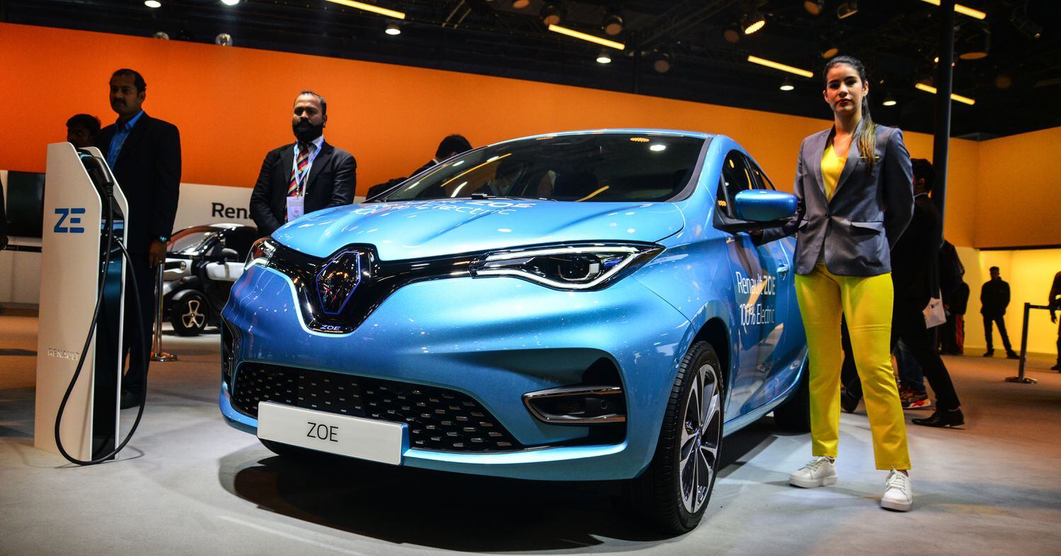 Varios asistentes en torno a un modelo Zoe de Renault en la pasada edición de la feria del automóvil de India celebrada en febrero