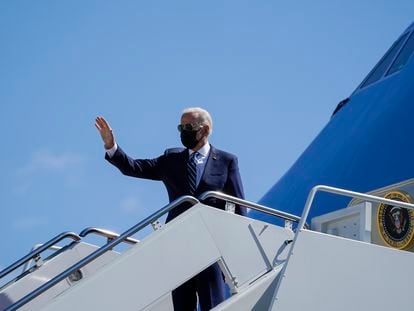 Joe Biden saluda desde el Air Force One, el 6 de mayo.
