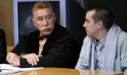 El acusado, Bruno Hernández Vega, junto con su abogado durante la primera jornada del juicio.