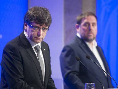 Carles Puigdemont y Oriol Junqueras durante el anuncio de los cambios en el Gobierno de la Generalitat.