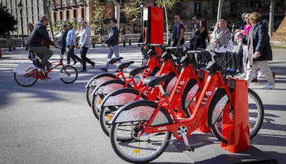 Bicicletes de la segona generació del Bicing en una de les noves estacions.