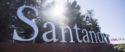 Logo del Santander en uno de los accesos a su sede en Boadilla del Monte, en Madrid.