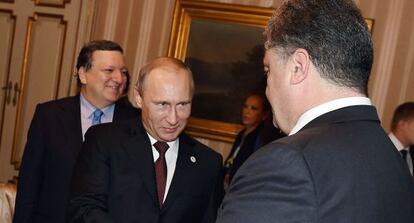 El president rus, Vladímir Putin, saluda el seu homòleg ucraïnès, Petró Poroixenko, abans de la cimera UE-Àsia a Milà (Itàlia).