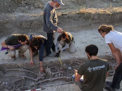 Un equipo de la Sociedad de Ciencias Aranzadi trabaja en la exhumación de una fosa en Soria.