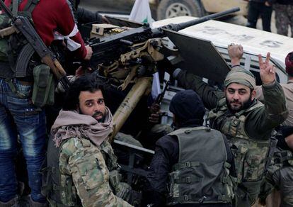 Combatientes del Ejército Libre Sirio (ELS), apoyados por Turquía, en las cercanías del monte Bersaya (Afrin, Siria), donde combaten contra las milicias kurdas.