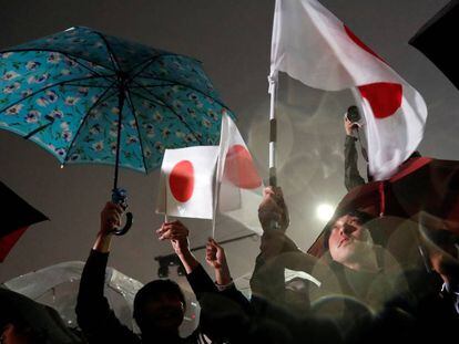 Unos japoneses celebran la entrada en una nueva era imperial, este martes en Tokio.