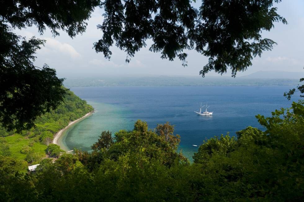 Bahía en la isla de Satonda (Indonesia).