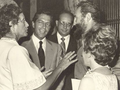 Adolfo Suárez y Fidel Castro, con Natalia Bolívar, durante el viaje a Cuba en 1978 del entonces presidente del Gobierno español.