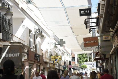 Comercios en la calle San Miguel de Torremolinos (Málaga).