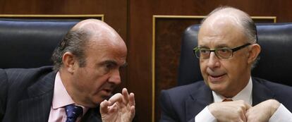 Los exministros de Economía Luis de Guindos y de Hacienda, Cristóbal Montoro, en 2012, durante el debate de la Ley de Estabilidad Presupuestaria.