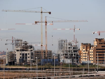 Vista de varios bloques de viviendas en construcción este marzo de 2021 en el barrio madrileño de El Cañaveral.