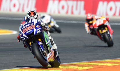 Los pilotos españoles de MotoGP de Yamaha y Repsol Honda, Jorge Lorenzo(i) y Marc Márquez, durante la sesión de calificación en vísperas del Gran Premio de Valencia.