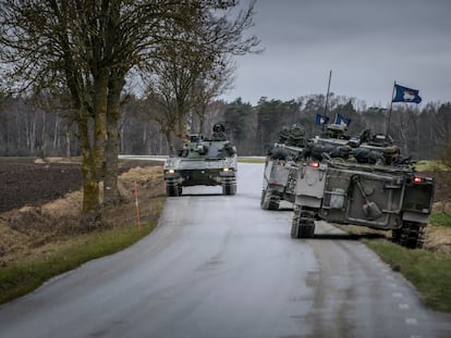 Tres tanques suecos patrullaban el domingo una carretera cerca de la ciudad de Visby, al norte de la isla de Gotland.
