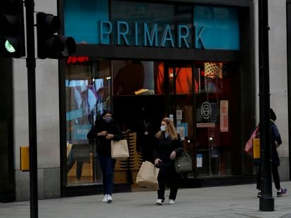 Dos clientas salen de una tienda Primark en Londres tras su reapertura este miércoles.