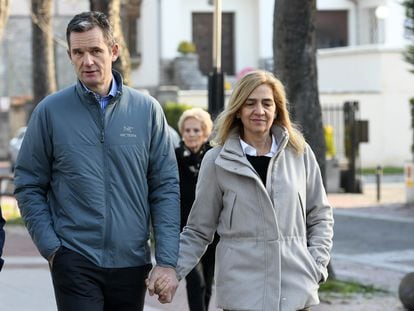 Iñaki Urdangarin y la infanta Cristina pasean por las calles de Vitoria en el primer permiso penitenciario del exduque de Palma, el 25 de diciembre de 2019.