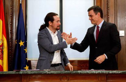 El candidato a la investidura, Pedro Sánchez, y el líder de Podemos, Pablo Iglesias, tras el acto de firma del acuerdo programático con las principales medidas que tomará el futuro Gobierno de coalición.