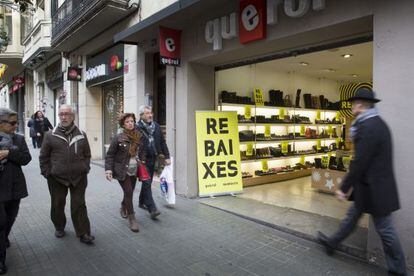 Una zapatería con el cartel de rebajas en la puerta, ayer en Gràcia.
