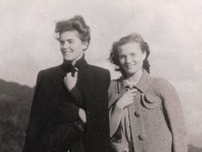 Carmen Laforet con su gran amiga Linka Babecka (izquierda), en la Sierra de Guadarrama, 1944.