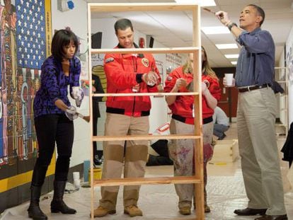 Barack y Michelle Obama barnizan una estanter&iacute;a durante el D&iacute;a Nacional del Voluntariado. 