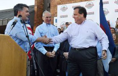 El gobernador de Nueva Jersey, Chris Christie (a la derecha), con los candidatos republicanos al Senado, Cory Gardner (a la izquierda), y a gobernador, Bob Beauprez, en la sede de los republicanos en Colorado Springs.