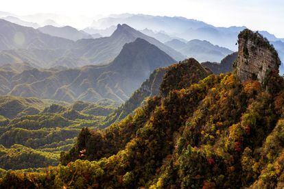 De este geoparque situado al norte de la ciudad china de Bazhong, en la provincia de Sichuan, en el centro del país, la Unesco destaca sus paisajes con relieves cársticos y tectónicos, sus cascadas y sus lagunas. Guangwushan-Nuoshuihe, que abarca 1.818 kilómetros cuadrados, está atravesado por la conocida y antigua Ruta de Micang, construida hace más de 2.000 años para enlazar la provincia de Shaanxi con la de Sichuan. Más información: <a href="http://www.gws-nsh.gov.cn/html/en/index.php" target="_blank">/www.gws-nsh.gov.cn</a>