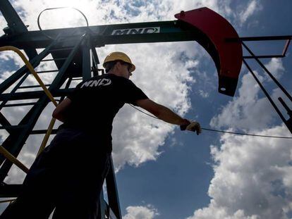 Un trabajador comprueba un cable de la estación de bombeo de petróleo durante un mantenimiento rutinario en la planta petrolera de la empresa checa MND en Uhrice, República Checa. 