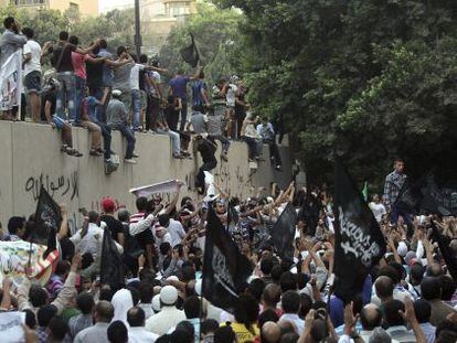 Manifestantes egipcios arrancan una bandera estadounidense durante una protesta convocada enfrente de la embajada de EE UU en El Cairo.