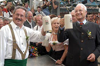 Stoiber (derecha) y su esposa, Karin, brindan con el alcalde de Múnich, Christian Ude, ayer en la Feria de la Cerveza.