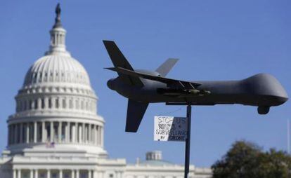 Prototipo de un 'drone' en una protesta frente al Capitolio. REUTERS