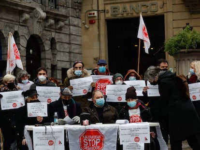 Protesta de la plataforma Stop Desahucios contra un desalojo, el pasado 12 de enero en San Sebastián (Gipuzkoa).